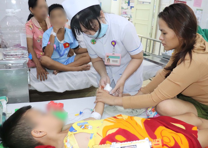 Bé trai 6 tuổi đứt lìa 3 ngón tay trái do dùng dao bổ mít- Ảnh 1. Bé trai 6 tuổi đứt lìa 3 ngón tay trái do dùng dao bổ mít- Ảnh 1.