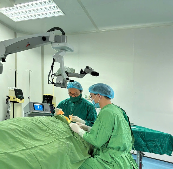 Quảng Trị: Lần đầu tiên phẫu thuật thành công bệnh nhân bị vỡ sàn hốc mắt- Ảnh 3.
