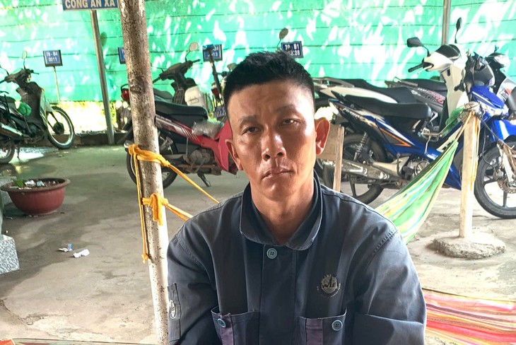 Người dân vây bắt kẻ cướp giật vé số của cụ bà 75 tuổi- Ảnh 1.