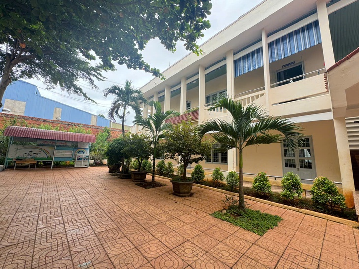 Sức khỏe những người hít phải mùi lạ trong trường học ở Đắk  Lắk hiện ra sao?- Ảnh 2.