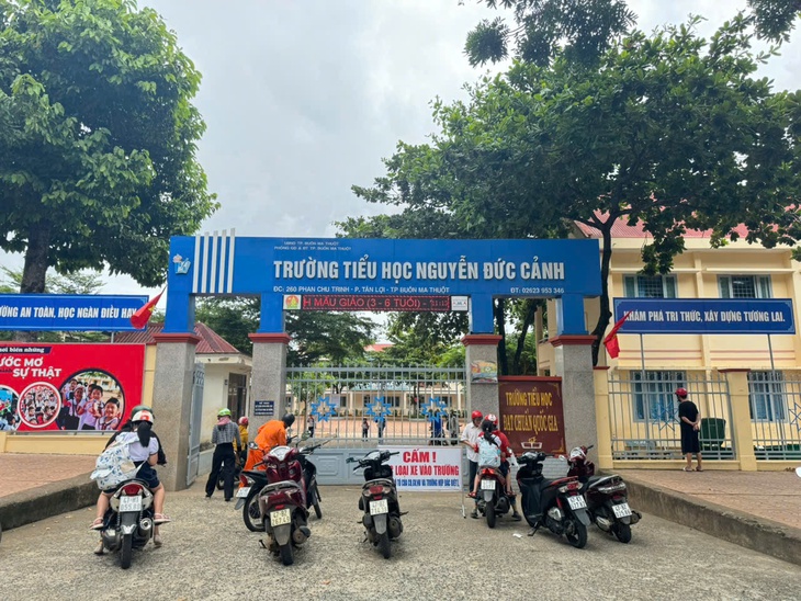 Sức khỏe những người hít phải mùi lạ trong trường học ở Đắk  Lắk hiện ra sao?- Ảnh 1.