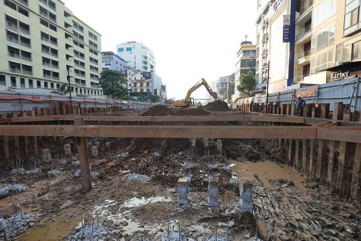 Sau 2/3 thời gian thi công, tiến độ hầm chui Kim Đồng - Giải Phóng mới đạt 50%- Ảnh 5. Sau 2/3 thời gian thi công, tiến độ hầm chui Kim Đồng - Giải Phóng mới đạt 50%- Ảnh 5.