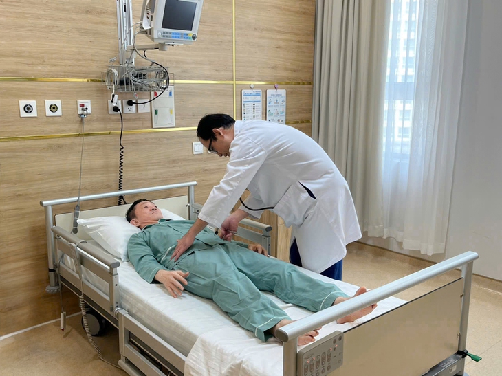 Kỳ tích phục hồi ngoạn mục của bệnh nhân 60 tuổi liệt tứ chi, từng sống nhờ máy thở- Ảnh 2. Kỳ tích phục hồi ngoạn mục của bệnh nhân 60 tuổi liệt tứ chi, từng sống nhờ máy thở- Ảnh 2.