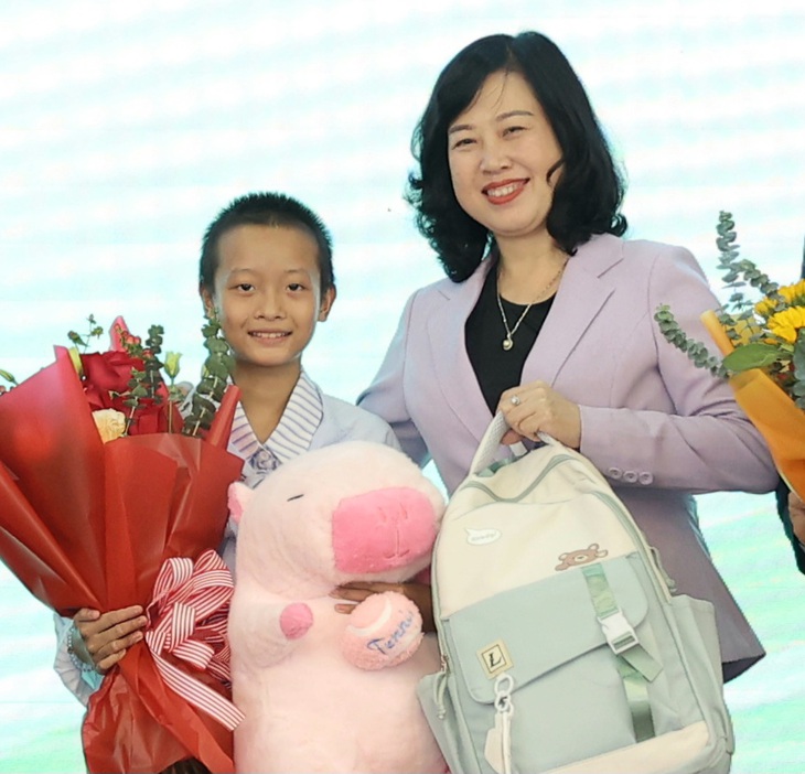 'Em bé Làng Nủ' xuất viện: 50 ngày hồi sinh thần kỳ ở Bạch Mai- Ảnh 1. 'Em bé Làng Nủ' xuất viện: 50 ngày hồi sinh thần kỳ ở Bạch Mai- Ảnh 1.