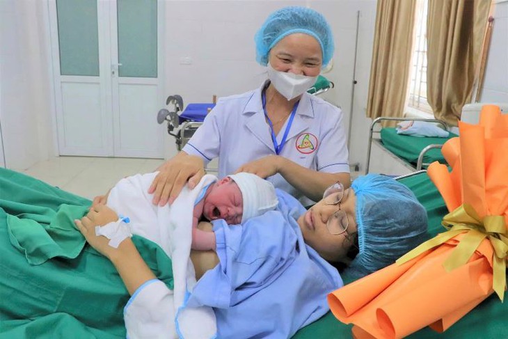 Bé trai nặng 3,6kg là công dân đầu tiên chào đời trong ngày thị xã Đông Triều lên thành phố- Ảnh 1.