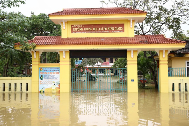 Hình ảnh cảm động tại Quảng Bình sau những ngày mưa lũ- Ảnh 4. Hình ảnh cảm động tại Quảng Bình sau những ngày mưa lũ- Ảnh 4.