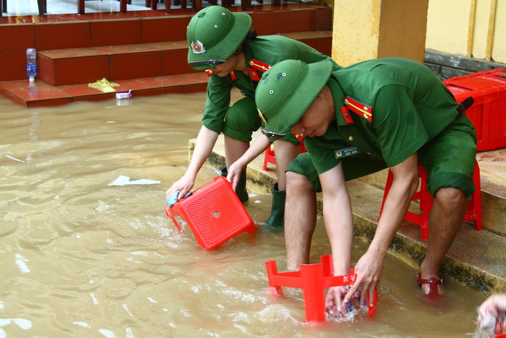 Hình ảnh cảm động tại Quảng Bình sau những ngày mưa lũ- Ảnh 12. Hình ảnh cảm động tại Quảng Bình sau những ngày mưa lũ- Ảnh 12.