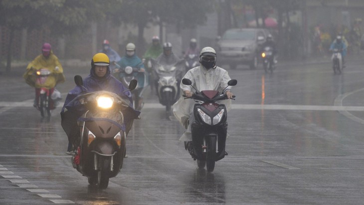 Không khí lạnh tăng cường, miền Bắc giảm nhiệt, miền Trung mưa lớn- Ảnh 2. Không khí lạnh tăng cường, miền Bắc giảm nhiệt, miền Trung mưa lớn- Ảnh 2.