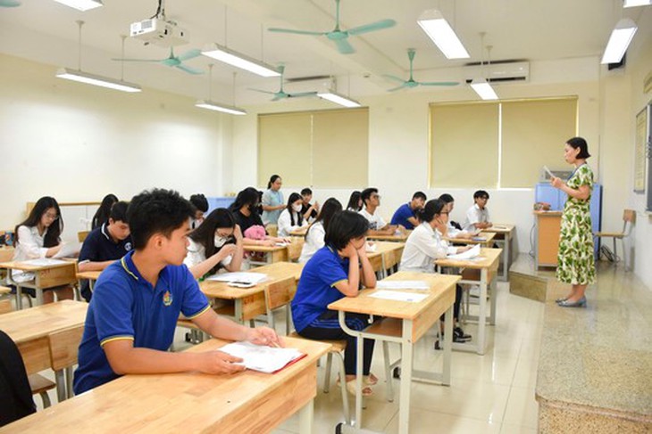 Kỳ thi THPT 2025 không quy đổi chứng chỉ ngoại ngữ thành 10 điểm trong xét công nhận tốt nghiệp?- Ảnh 1.