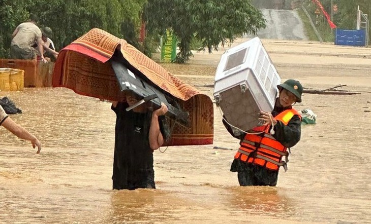 12 tỉnh miền Trung phải chủ động sơ tán người dân ứng phó với đợt mưa lớn- Ảnh 2. 12 tỉnh miền Trung phải chủ động sơ tán người dân ứng phó với đợt mưa lớn- Ảnh 2.