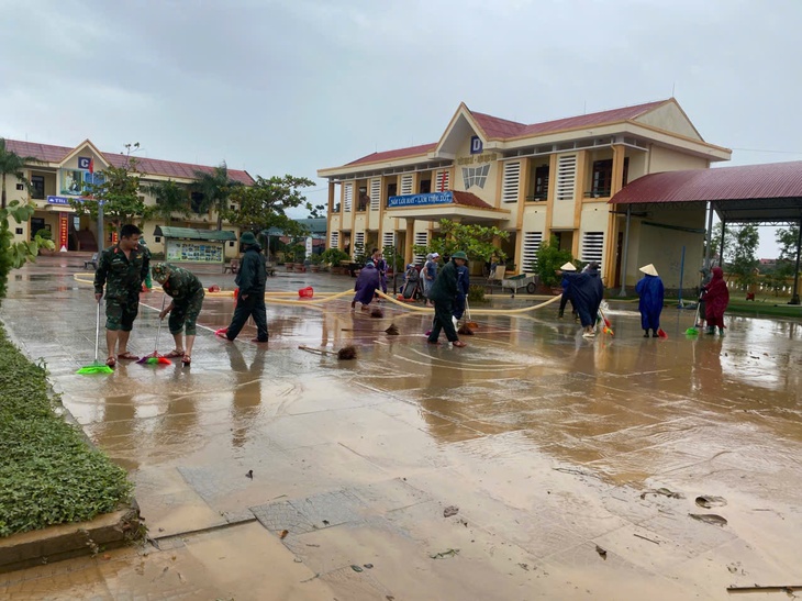 Hình ảnh cảm động tại Quảng Bình sau những ngày mưa lũ- Ảnh 7. Hình ảnh cảm động tại Quảng Bình sau những ngày mưa lũ- Ảnh 7.