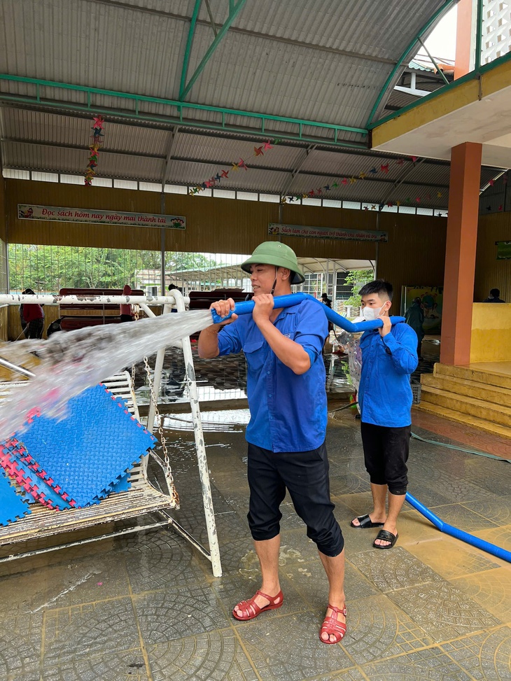 Hình ảnh cảm động tại Quảng Bình sau những ngày mưa lũ- Ảnh 10. Hình ảnh cảm động tại Quảng Bình sau những ngày mưa lũ- Ảnh 10.