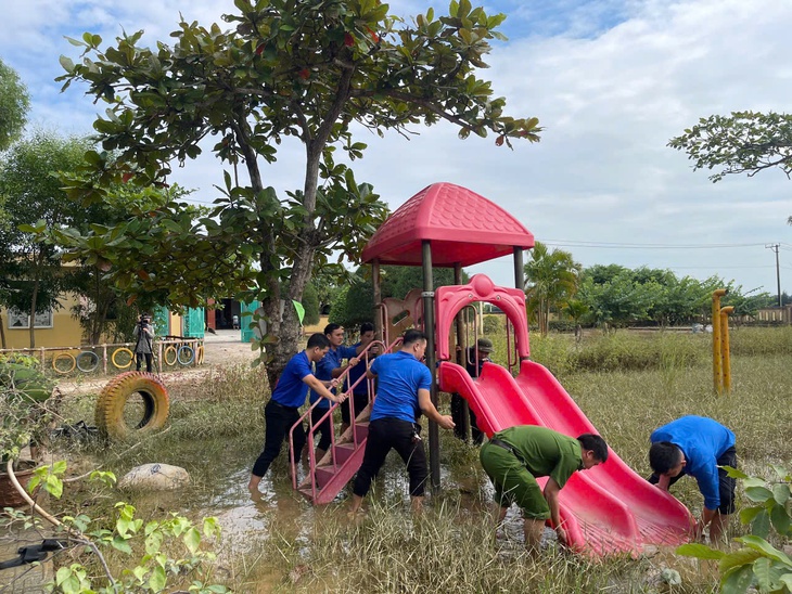 Hình ảnh cảm động tại Quảng Bình sau những ngày mưa lũ- Ảnh 5. Hình ảnh cảm động tại Quảng Bình sau những ngày mưa lũ- Ảnh 5.