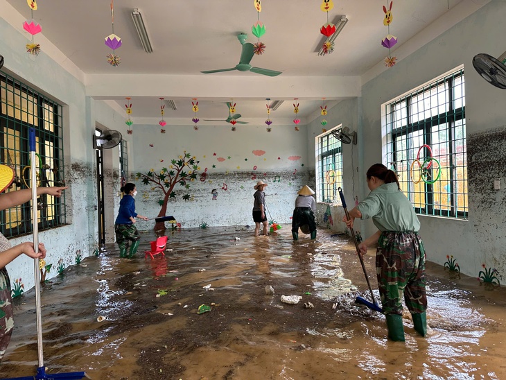 Hình ảnh cảm động tại Quảng Bình sau những ngày mưa lũ- Ảnh 6. Hình ảnh cảm động tại Quảng Bình sau những ngày mưa lũ- Ảnh 6.