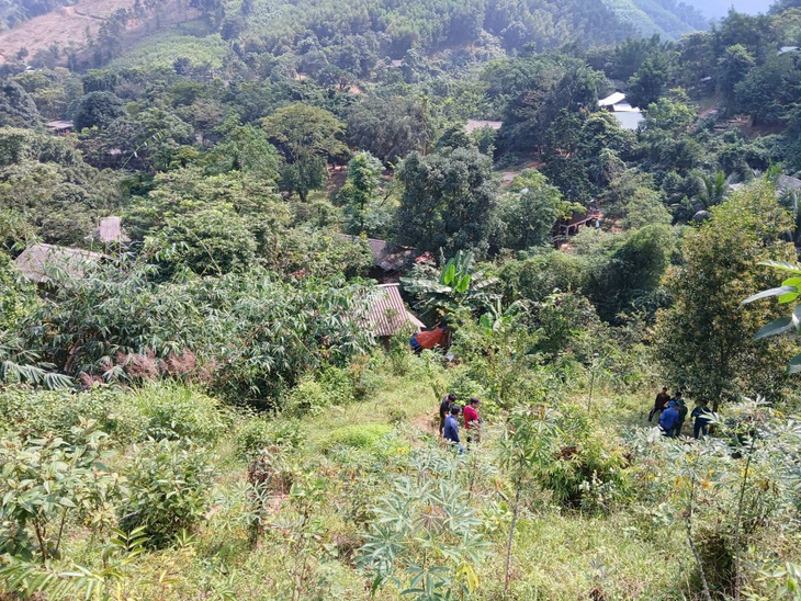 Di dời khẩn cấp nhiều hộ dân khi phát hiện vết nứt trên đồi sau mưa lũ- Ảnh 2.