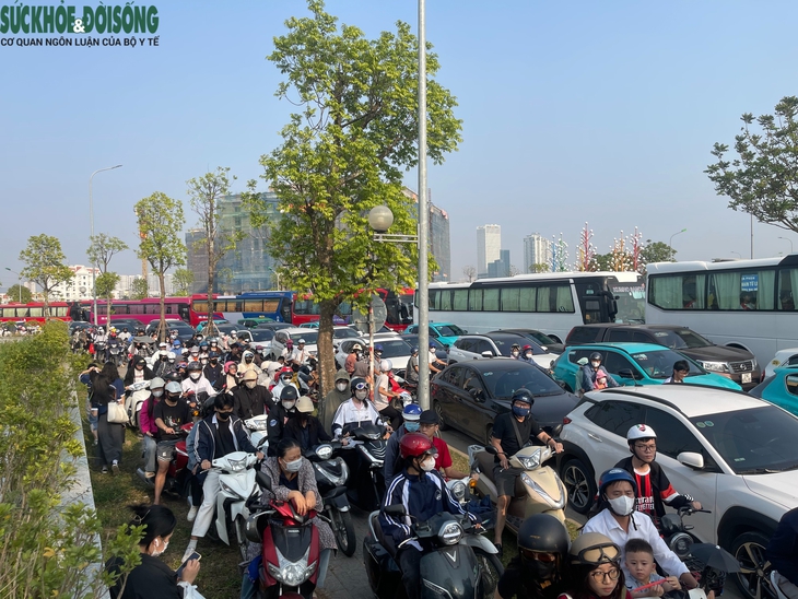 Biển người đổ về tham quan Bảo tàng Lịch sử Quân sự Việt Nam ngày cuối tuần- Ảnh 1. Biển người đổ về tham quan Bảo tàng Lịch sử Quân sự Việt Nam ngày cuối tuần- Ảnh 1.