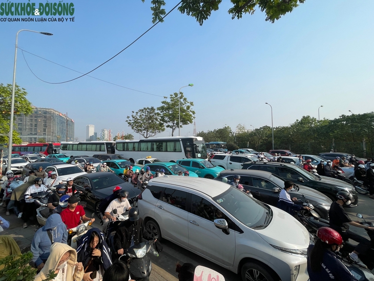 Biển người đổ về tham quan Bảo tàng Lịch sử Quân sự Việt Nam ngày cuối tuần- Ảnh 2. Biển người đổ về tham quan Bảo tàng Lịch sử Quân sự Việt Nam ngày cuối tuần- Ảnh 2.