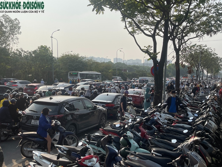 Biển người đổ về tham quan Bảo tàng Lịch sử Quân sự Việt Nam ngày cuối tuần- Ảnh 3. Biển người đổ về tham quan Bảo tàng Lịch sử Quân sự Việt Nam ngày cuối tuần- Ảnh 3.