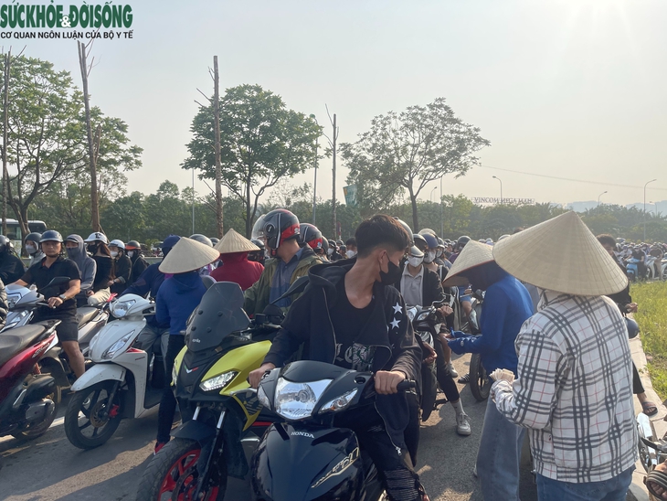 Biển người đổ về tham quan Bảo tàng Lịch sử Quân sự Việt Nam ngày cuối tuần- Ảnh 5. Biển người đổ về tham quan Bảo tàng Lịch sử Quân sự Việt Nam ngày cuối tuần- Ảnh 5.