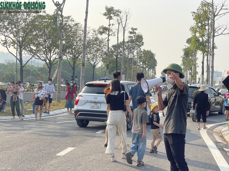 Biển người đổ về tham quan Bảo tàng Lịch sử Quân sự Việt Nam ngày cuối tuần- Ảnh 6. Biển người đổ về tham quan Bảo tàng Lịch sử Quân sự Việt Nam ngày cuối tuần- Ảnh 6.