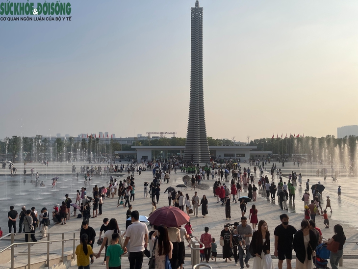 Biển người đổ về tham quan Bảo tàng Lịch sử Quân sự Việt Nam ngày cuối tuần- Ảnh 7. Biển người đổ về tham quan Bảo tàng Lịch sử Quân sự Việt Nam ngày cuối tuần- Ảnh 7.