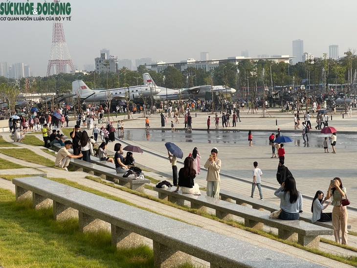 Biển người đổ về tham quan Bảo tàng Lịch sử Quân sự Việt Nam ngày cuối tuần- Ảnh 8. Biển người đổ về tham quan Bảo tàng Lịch sử Quân sự Việt Nam ngày cuối tuần- Ảnh 8.