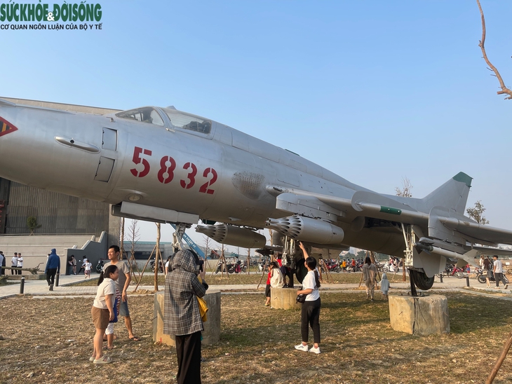 Biển người đổ về tham quan Bảo tàng Lịch sử Quân sự Việt Nam ngày cuối tuần- Ảnh 10. Biển người đổ về tham quan Bảo tàng Lịch sử Quân sự Việt Nam ngày cuối tuần- Ảnh 10.