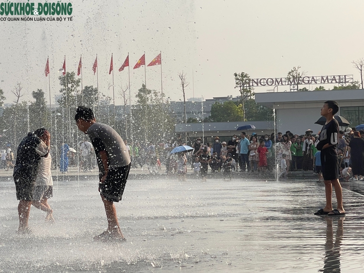 Biển người đổ về tham quan Bảo tàng Lịch sử Quân sự Việt Nam ngày cuối tuần- Ảnh 11. Biển người đổ về tham quan Bảo tàng Lịch sử Quân sự Việt Nam ngày cuối tuần- Ảnh 11.