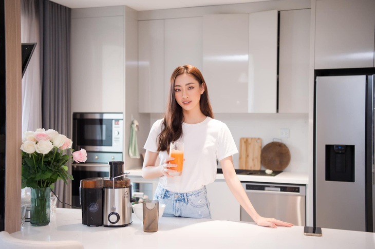 Hoa hậu Việt học Tiến sĩ ở tuổi 24 sở hữu cơ ngơi thế nào?- Ảnh 9.