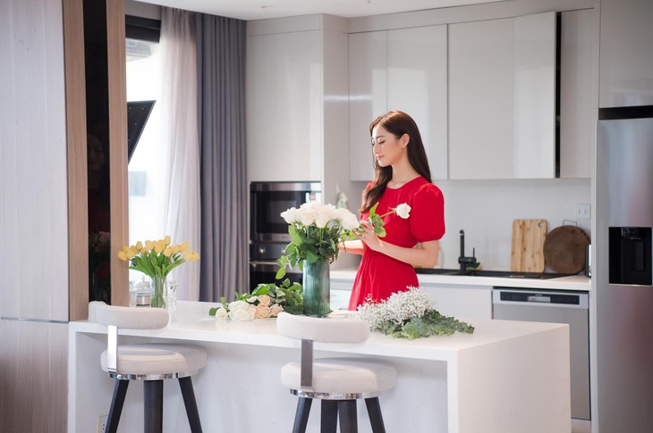 Hoa hậu Việt học Tiến sĩ ở tuổi 24 sở hữu cơ ngơi thế nào?- Ảnh 8.