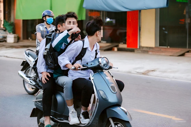Không chỉ xe máy, phụ huynh còn giao xe điện cho con em chưa đủ tuổi điều khiển- Ảnh 2.