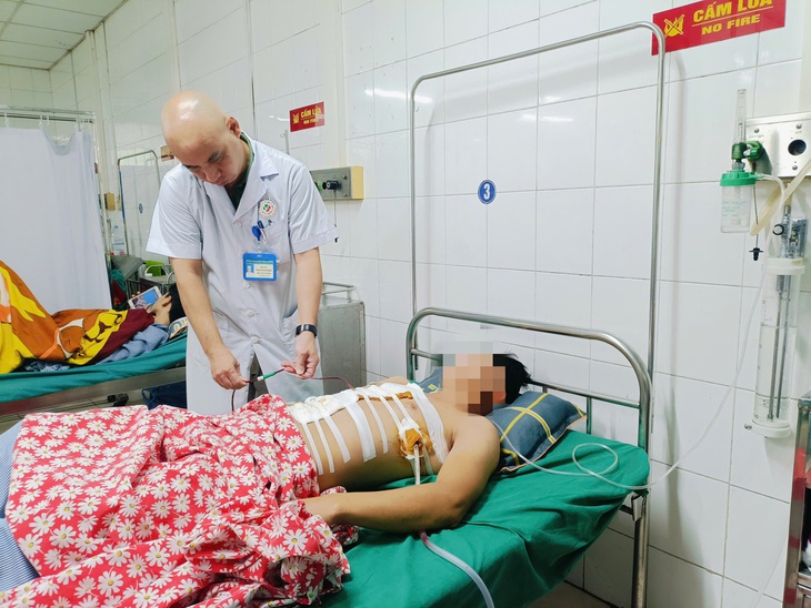 Cứu sống bệnh nhân bị đâm 3 vết thương lớn vùng ngực- Ảnh 1. Cứu sống bệnh nhân bị đâm 3 vết thương lớn vùng ngực- Ảnh 1.