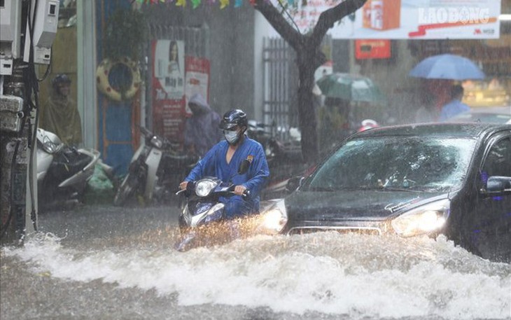 Biển Đông hứng bão số 8, miền Trung và Tây Nguyên mưa lớn
