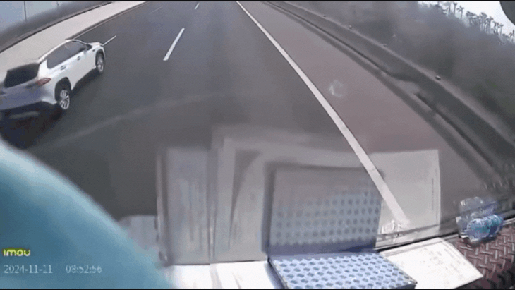 Video hé lộ nguyên nhân vụ tai nạn trên cao tốc Hà Nội - Hải Phòng khiến 1 siêu xe bốc cháy- Ảnh 1. Video hé lộ nguyên nhân vụ tai nạn trên cao tốc Hà Nội - Hải Phòng khiến 1 siêu xe bốc cháy- Ảnh 1.