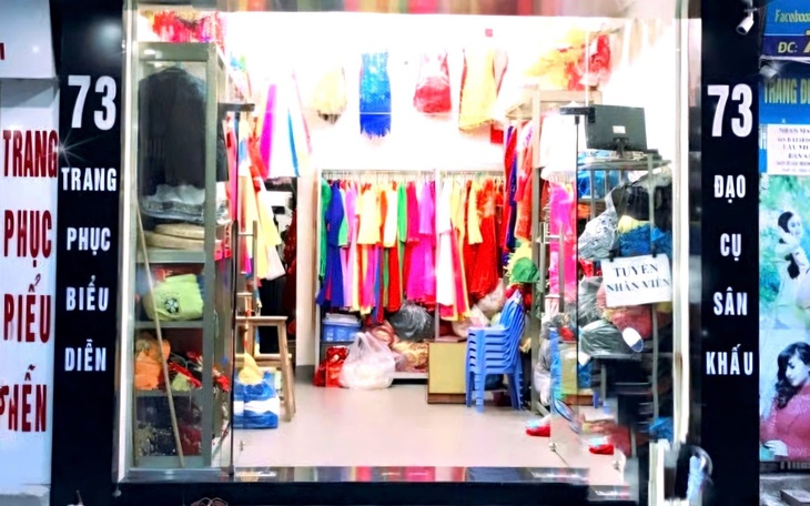 Cửa hàng cho thuê trang phục ‘ăn nên làm ra’ dịp 20/11