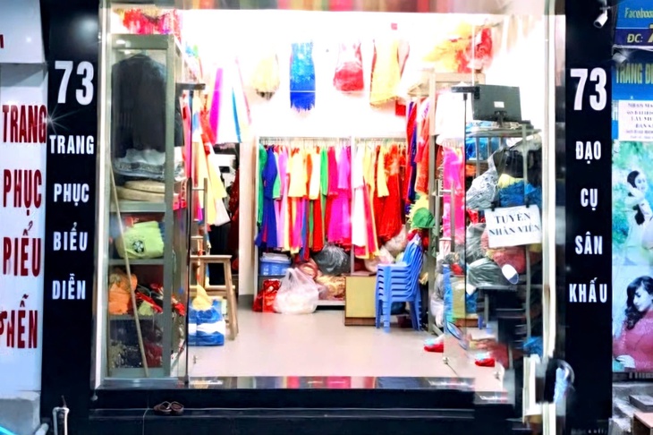 Cửa hàng cho thuê trang phục ‘ăn nên làm ra’ dịp 20/11- Ảnh 2. Cửa hàng cho thuê trang phục ‘ăn nên làm ra’ dịp 20/11- Ảnh 2.