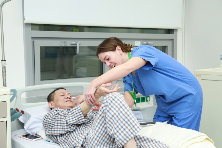 Hơn 1.000 bệnh nhân khó khăn được thay khớp miễn phí giúp thay đổi cuộc đời- Ảnh 2. Hơn 1.000 bệnh nhân khó khăn được thay khớp miễn phí giúp thay đổi cuộc đời- Ảnh 2.