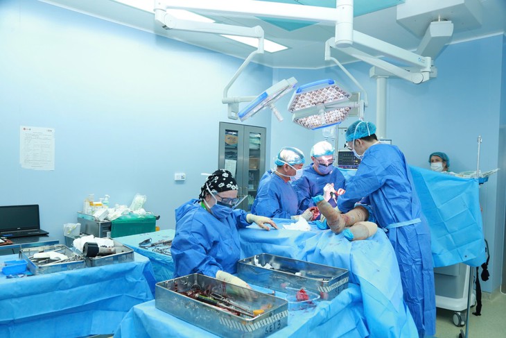 Hơn 1.000 bệnh nhân khó khăn được thay khớp miễn phí giúp thay đổi cuộc đời- Ảnh 4. Hơn 1.000 bệnh nhân khó khăn được thay khớp miễn phí giúp thay đổi cuộc đời- Ảnh 4.