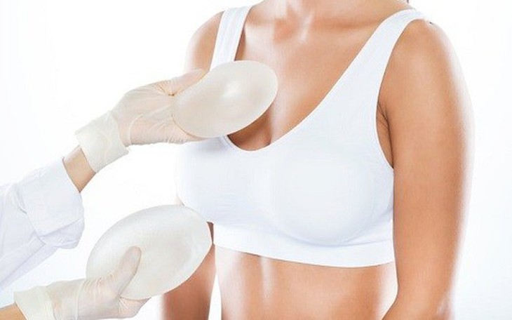Nâng ngực có thể bằng nhiều loại vật liệu khác nhau cùng kỹ thuật, dụng cụ tiên tiến… tuy nhiên vẫn có thể xảy ra những tai biến khi phẫu thuật.