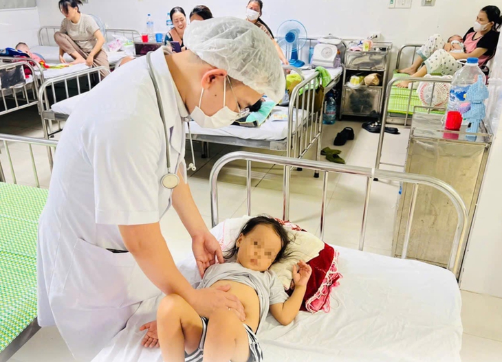 Bác sĩ chăm sóc bệnh nhi P.V.H.A bị nhiễm toan ceton do đái tháo đường. Bác sĩ chăm sóc bệnh nhi P.V.H.A bị nhiễm toan ceton do đái tháo đường.