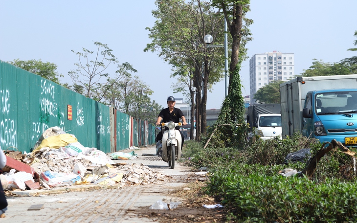 Tuyến đường tại Hà Nội bị "cắt cụt" ngập rác, tràn lan vi phạm trật tự đô thị