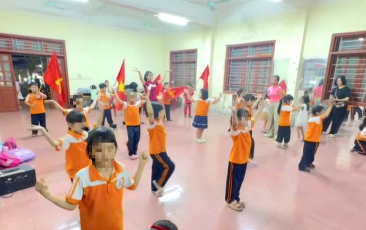 Chi quá nhiều tiền cho học sinh thi văn nghệ mừng ngày 20/11 có cần thiết?- Ảnh 1. Chi quá nhiều tiền cho học sinh thi văn nghệ mừng ngày 20/11 có cần thiết?- Ảnh 1.