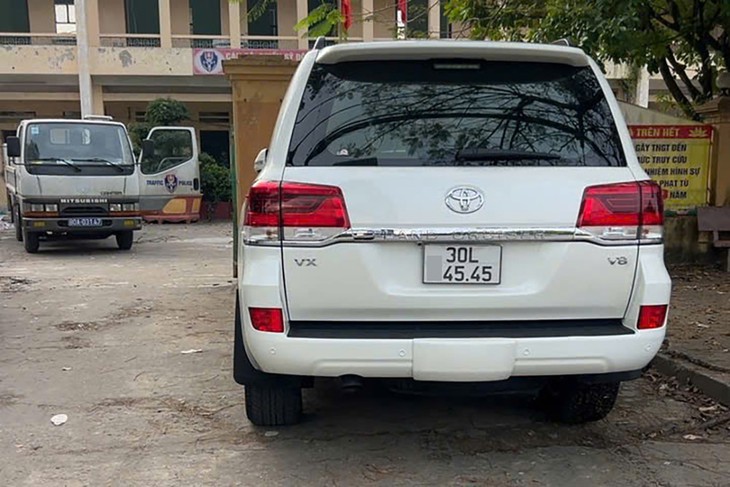 Danh tính tài xế ô tô che biển số, chạy tạt đầu xe khác trên cao tốc- Ảnh 2. Danh tính tài xế ô tô che biển số, chạy tạt đầu xe khác trên cao tốc- Ảnh 2.