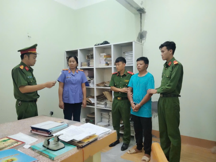 Tạm giam đối tượng đấm vào mặt công an khi bị lập biên bản- Ảnh 1.
