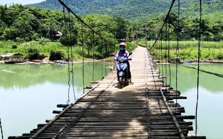 Người dân ‘bất an’ qua cầu treo dân sinh xuống cấp
