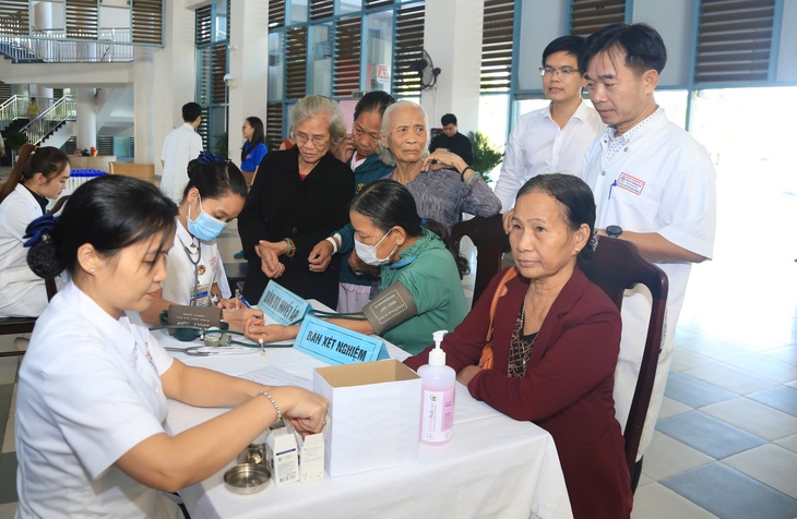 Tầm soát miễn phí đái tháo đường cho hàng trăm người dân- Ảnh 2.