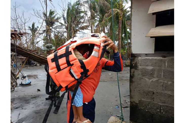 Bão Usagi đổ bộ Philippines, hàng ngàn người phải sơ tán- Ảnh 1.
