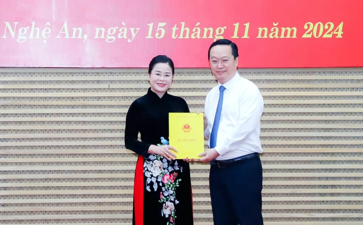 Đồng chí Nguyễn Đức Trung, Bí thư Tỉnh ủy, Chủ tịch UBND tỉnh Nghệ An trao Quyết định bổ nhiệm Giám đốc Sở Y tế cho đồng chí Lê Thị Hoài Chung.