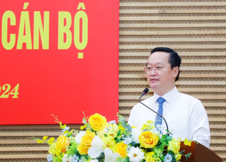 Đồng chí Nguyễn Đức Trung - Bí thư Tỉnh uỷ, Chủ tịch UBND tỉnh Nghệ An phát biểu giao nhiệm vụ cho đồng chí Lê Thị Hoài Chung.
