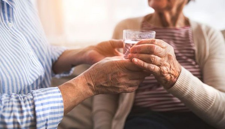 Đối với người cao tuổi, nếu mắc nhiều bệnh nền phải đối diện với những rủi ro sức khỏe rất cao, thậm chí dẫn đến tử vong. Ảnh minh họa